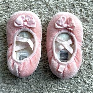 *Gently Worn* Carter's Baby/Infant Plush Pink Ballerina Style Slippers- Size 5/6